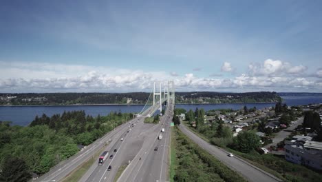 Ein-Wunderschöner-Bewölkter-Tag-Am-Puget-Sound-Und-Der-Tacoma-narrows-brücke,-Antennenschwenk