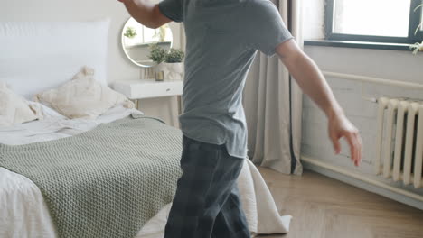 hombre bailando en el dormitorio