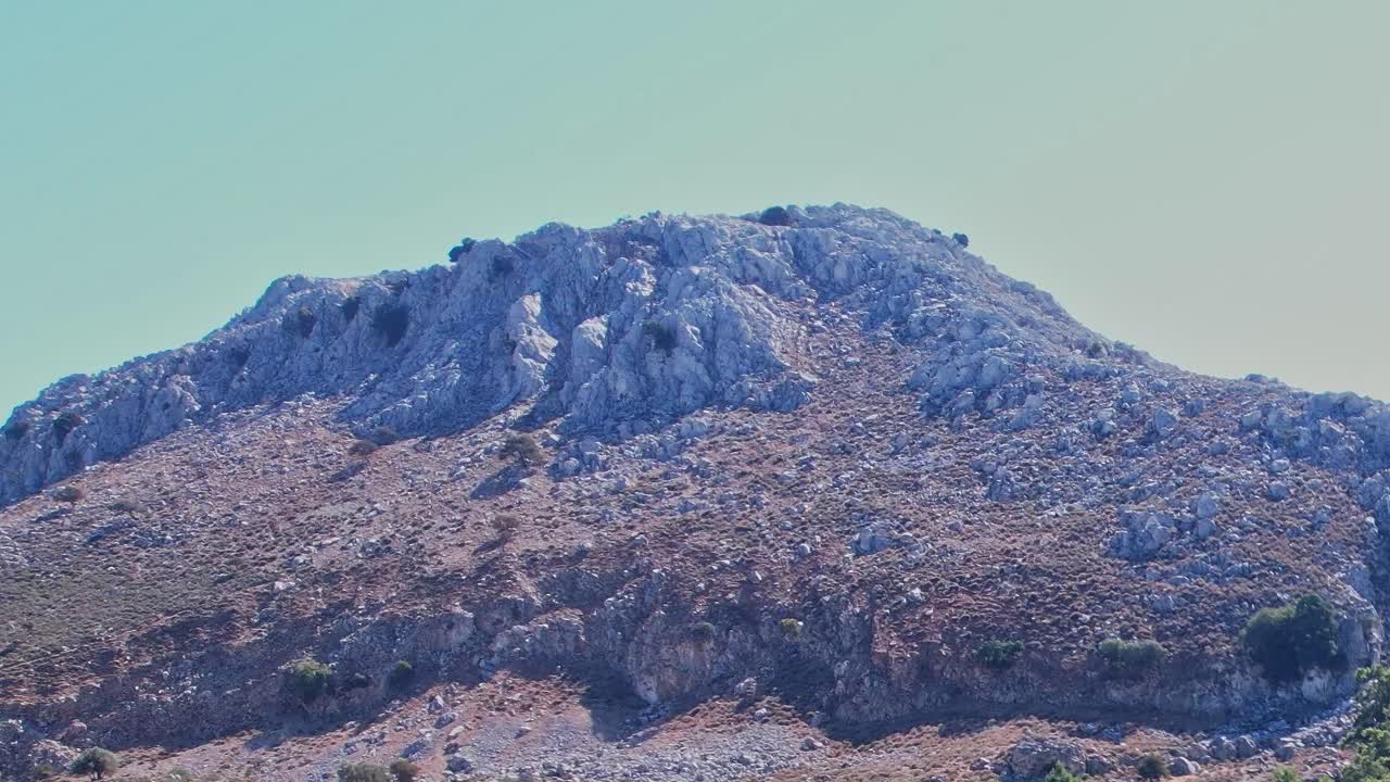Escursionismo su terreno roccioso a Rodi, Grecia, durante le ore diurne