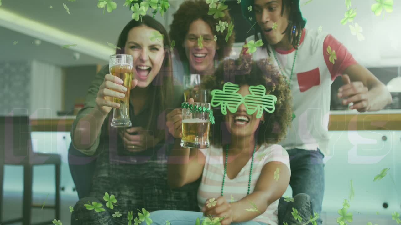 animación de tréboles sobre felices amigos diversos que usan artículos en forma de trébol y beben cerveza