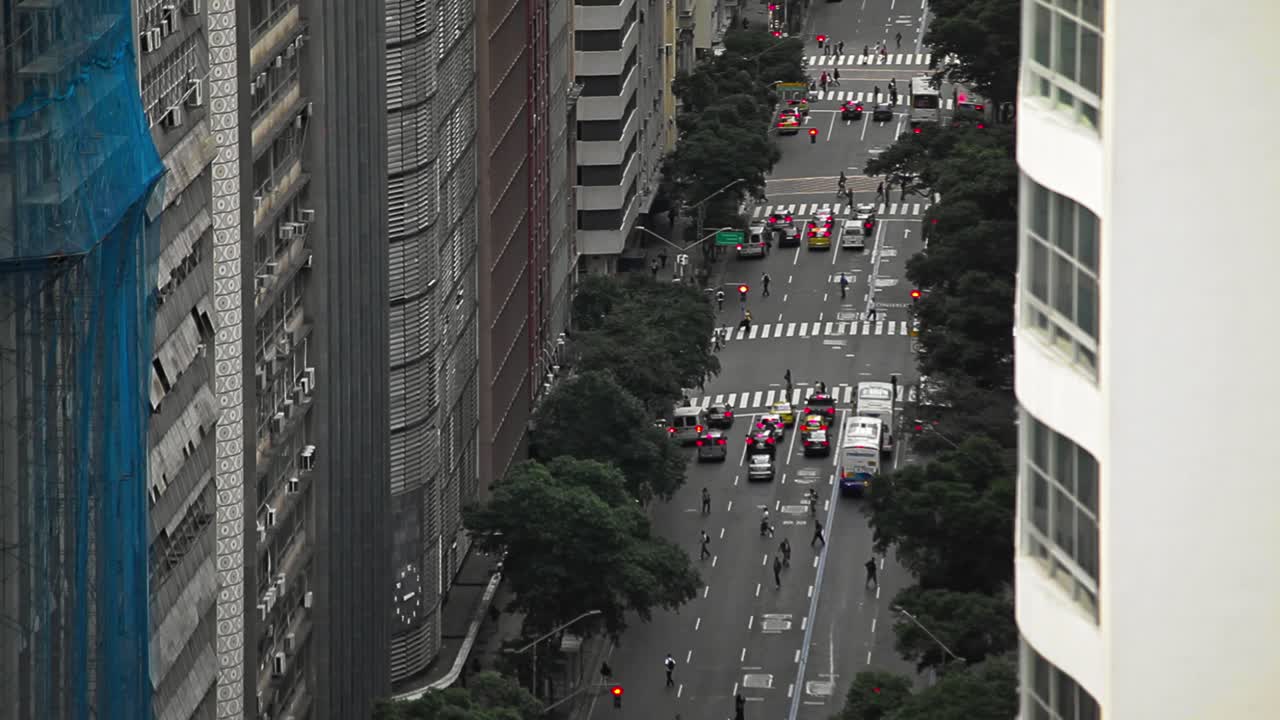 personas que pasan por el cruce de peatones en una calle concurrida río de janeiro brasil