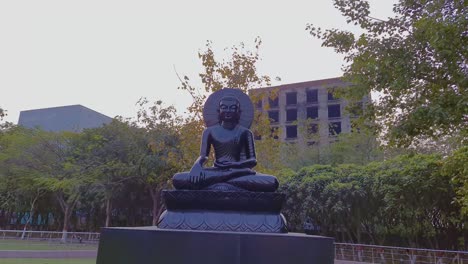 Isolierte-Schwarze-Buddha-Statue-In-Meditationshaltung-Im-Park-Aus-Flachem-Winkel.-Das-Video-Wurde-Am-15.-April-2022-Im-Buddha-Park-In-Patna,-Bihar,-Indien,-Aufgenommen