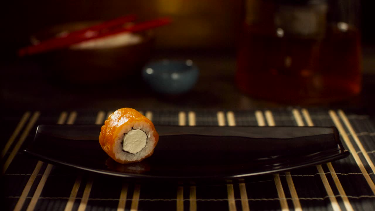 Sushi roll con salmone e formaggio cremoso