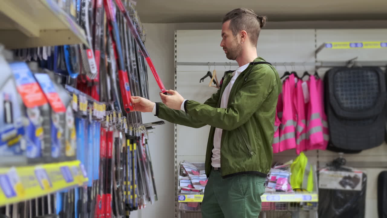 hombre comprando piezas de automóvil en una tienda minorista