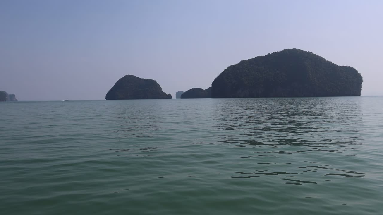 멀리 있는 큰 섬들과 함께 평온한 바다