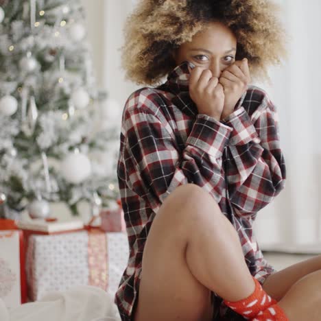 Trendige-Junge-Frau-Wartet-Auf-Weihnachten