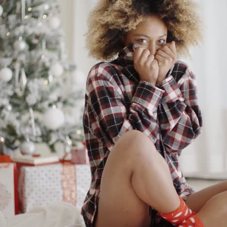 mujer joven de moda esperando la navidad