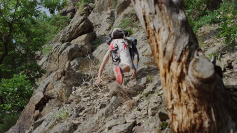 El-Hombre-Camina-Con-Confianza-Boulder-Escalando-Mle-En-La-Pared-De-La-Montaña,-La-Persona-Sube,-Los-Pies-Resbalan,-La-Cima-Empinada-De-La-Montaña-Sin-Cuerdas,-El-Clima-Soleado,-El-Pecho-Desnudo,-El-Equipo-De-Alpinismo,-Las-Habilidades-De-Escalada,-El-Riesgo-De-Tierra-Polvo