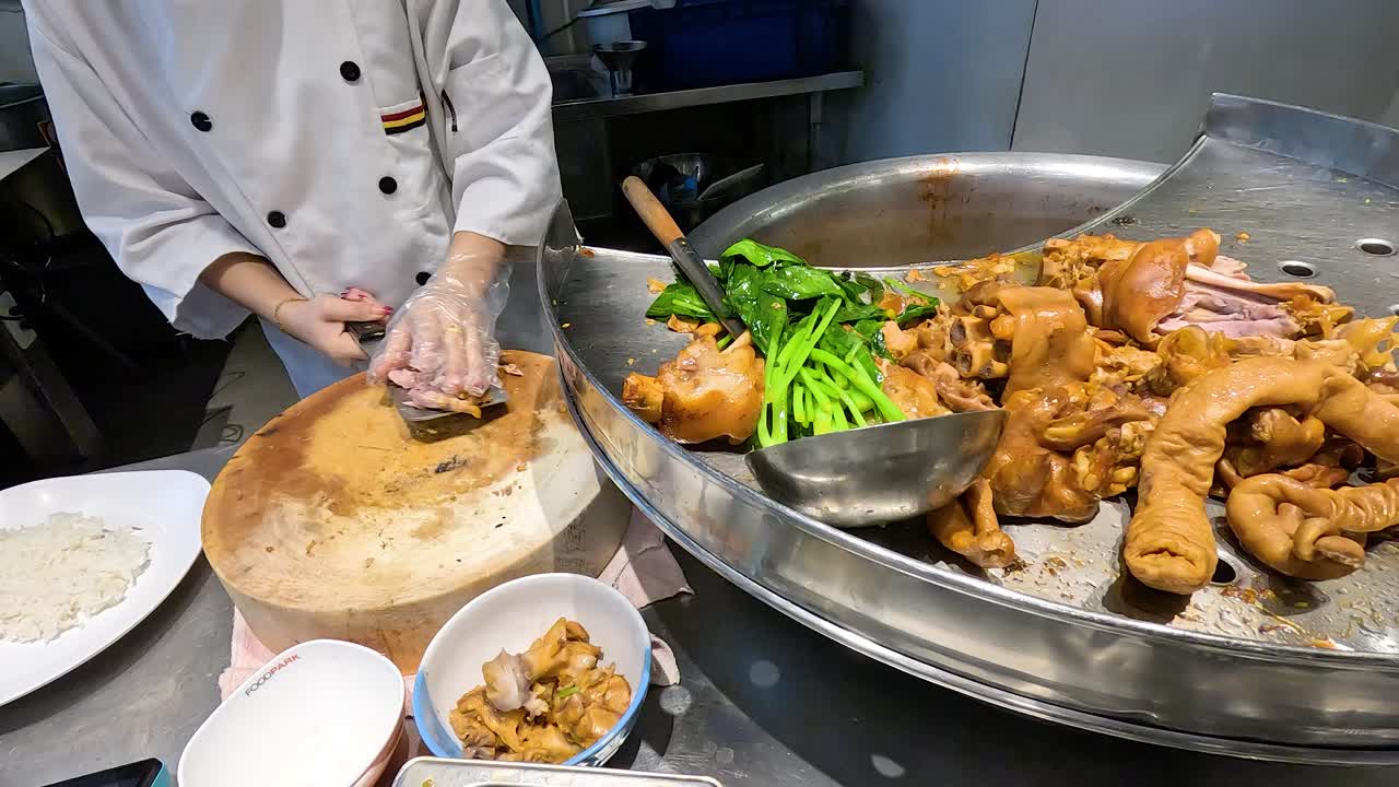 요리사는 전통적인 고기 다리 을 준비합니다.