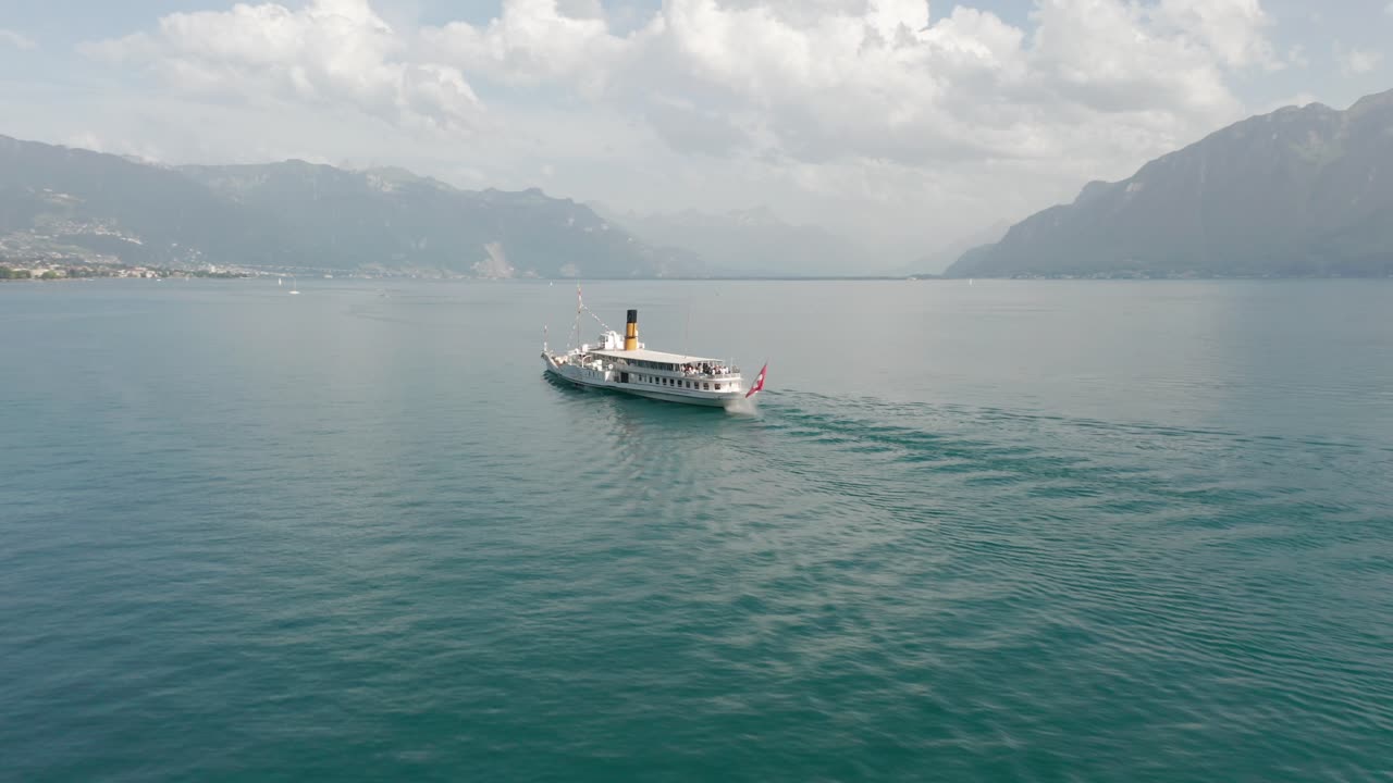 imagen aérea de un hermoso crucero en el lago de ginebra, suiza