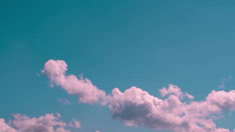 hermosas nubes rosadas esponjosas en un cielo azul claro. color abstracto del cielo del aire en un día soleado de verano. paisaje de nubes fondo de la naturaleza imágenes de resolución 4k en clima caluroso. espacio de la temporada de primavera de ensueño.