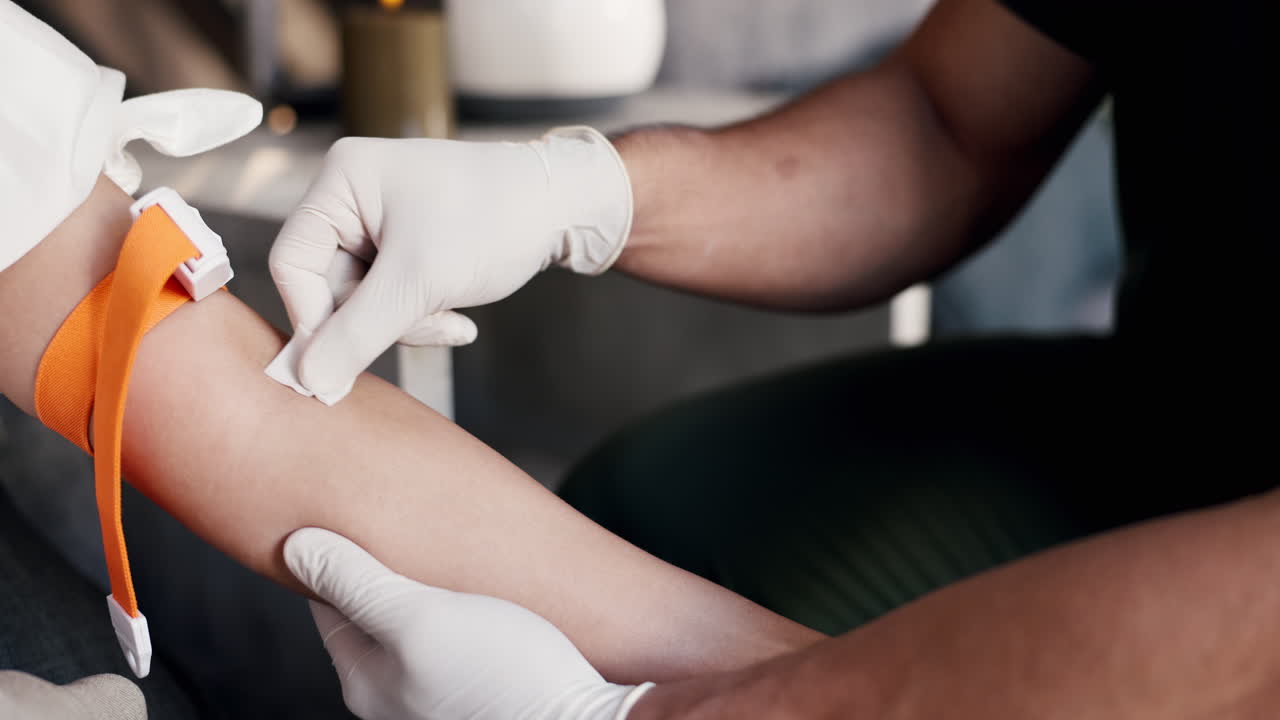 Professionista sanitario che disinfetta il braccio per il prelievo di sangue