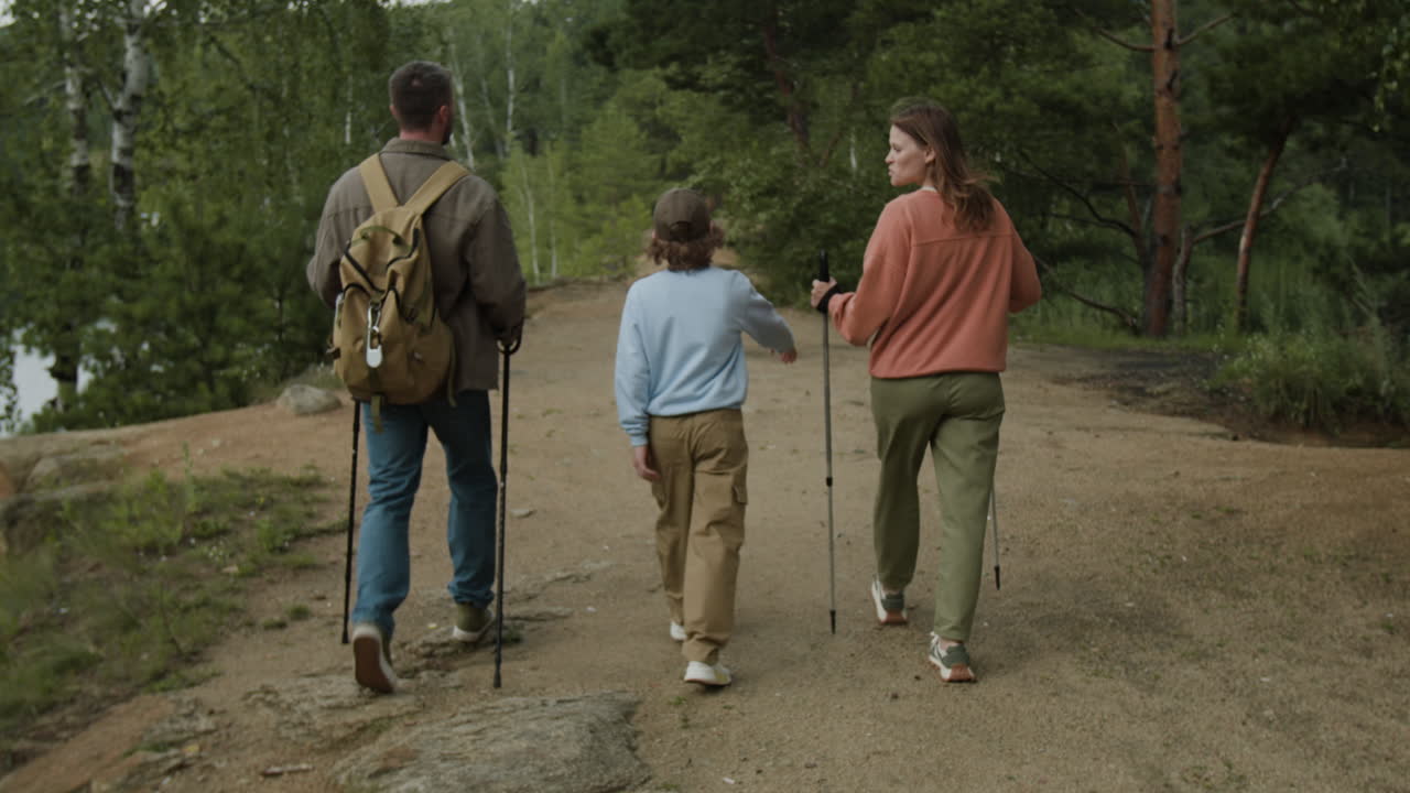 senderismo familiar en la naturaleza