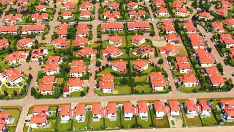 imágenes aéreas de drones sobre la calle de verano