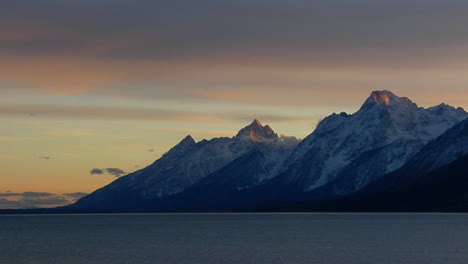 La-Luz-Del-Sol-Brilla-En-Las-Puntas-De-Los-Picos-De-Las-Montañas-En-Los-Grandes-Tetons