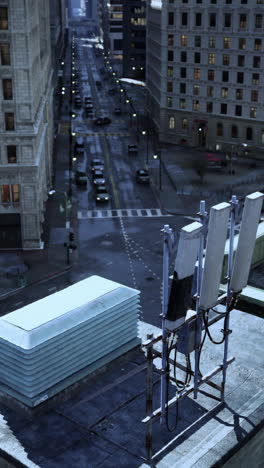vista aérea de una calle de la ciudad con tráfico