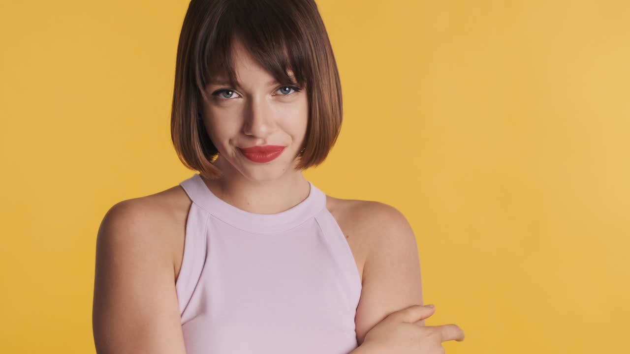 아름다운 젊은 여성이 스튜디오에서 포즈를 취하고 있습니다.