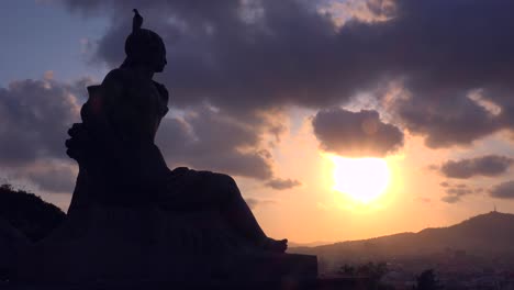 Die-Sonne-Geht-Hinter-Einer-Römischen-Statue-In-Der-Innenstadt-Von-Barcelona-Spanien-Unter