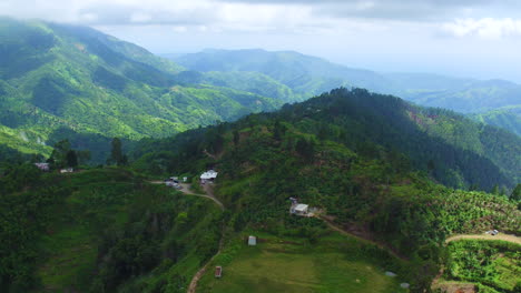 una vista aérea de las montañas azules en jamaica, mirando hacia la parroquia de portland y la parroquia de santo tomás