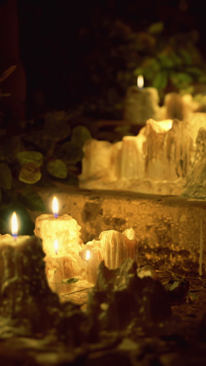 La luce soffusa delle candele illumina i gradini in un sereno ambiente esterno di notte