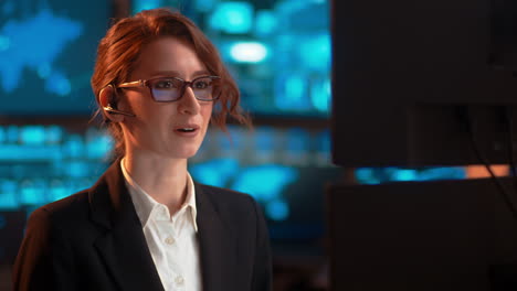 una mujer de negocios en el trabajo hablando a través de sus auriculares bluetooth, en una industria de servicio al cliente, emocionada de cerrar un trato de negocios