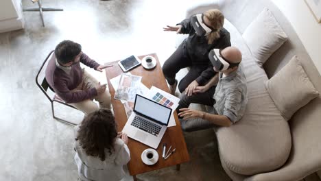 Vista-Superior-De-Jóvenes-Diseñadores-De-Interiores-Hablando-Con-Una-Pareja-Madura