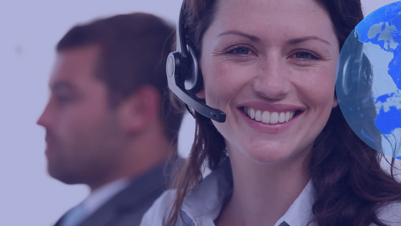 animación del globo sobre la gente de negocios usando auriculares de teléfono