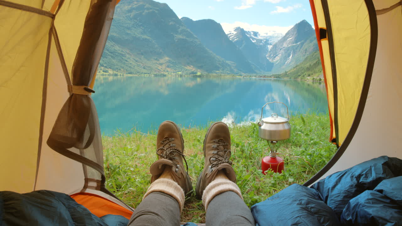 acampar en un paisaje de fiordo