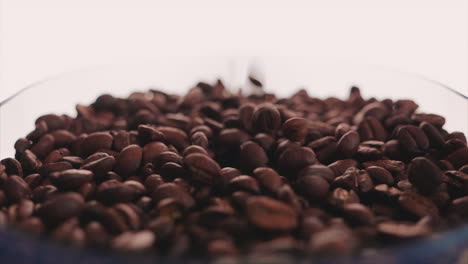 Nahaufnahme-Von-Kaffeebohnen,-Die-In-Haufen-Fallen---Makroaufnahme