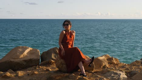 la luz del sol cálida las luces de la cara del modelo, la ropa la moda posando, la cámara lenta