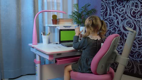 aprendizaje en línea, educación a distancia, lección en casa, tecnología para niños, computadora portátil con pantalla verde