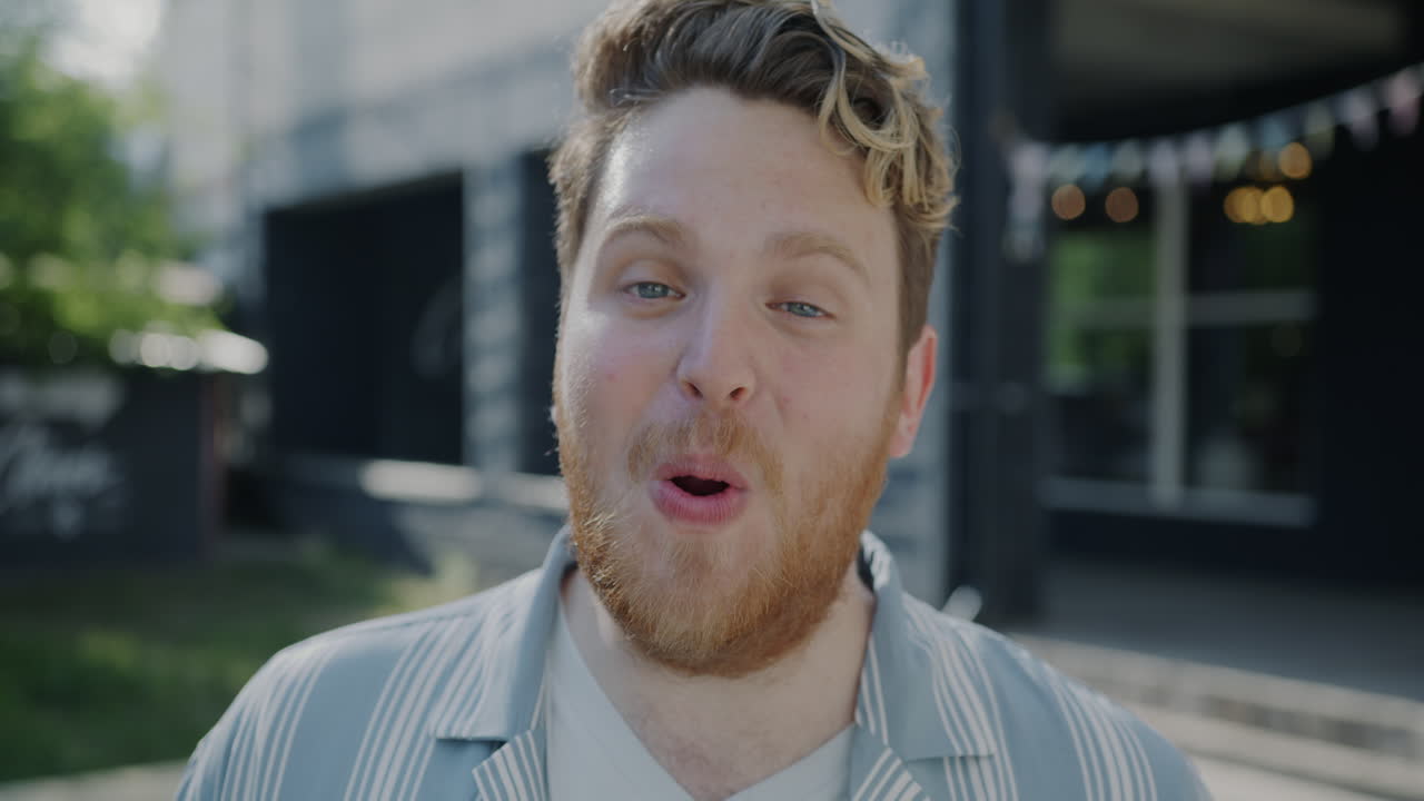 밖에서 미소 짓는 행복한 남자