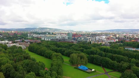 Antena-Del-Parque-Vigeland-En-Oslo,-Noruega,-Con-Vistas-Al-Parque-Y-La-Ciudad