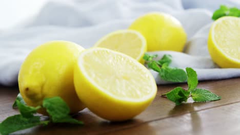 limones llenos y medio con hojas de menta en la mesa