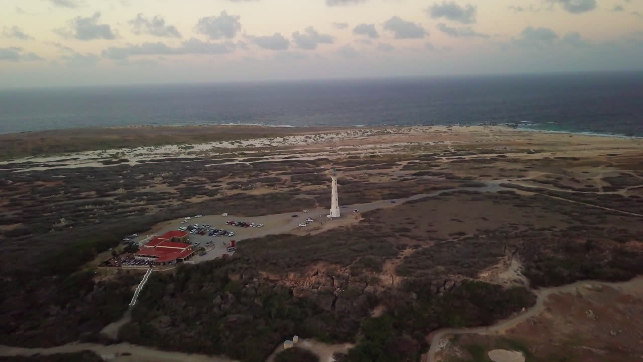 캘리포니아 등대와 웨스트펀트 보카를 배경으로 한 노스 아루바의 공중 풀백 샷