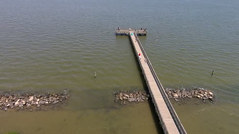 Toma-Aérea-Del-Muelle-De-Pesca-Y-El-Rompeolas