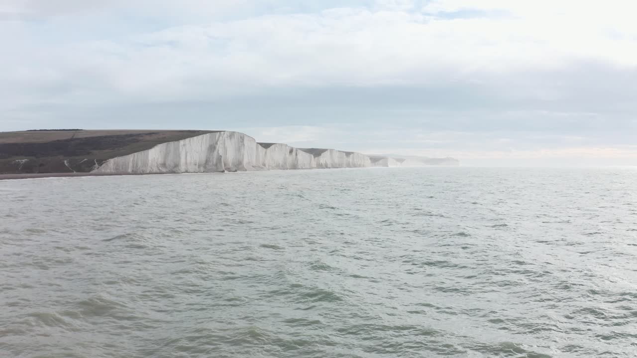 съемка с дрона в направлении белых меловых скал "семь сестер" на побережье южной англии