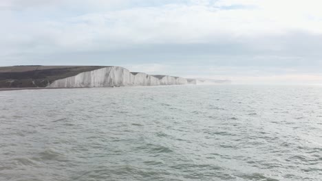 Dolly-Adelante-Subiendo-Drone-Disparó-Hacia-Siete-Hermanas-Acantilados-De-Tiza-Blanca-Costa-Sur-De-Inglaterra