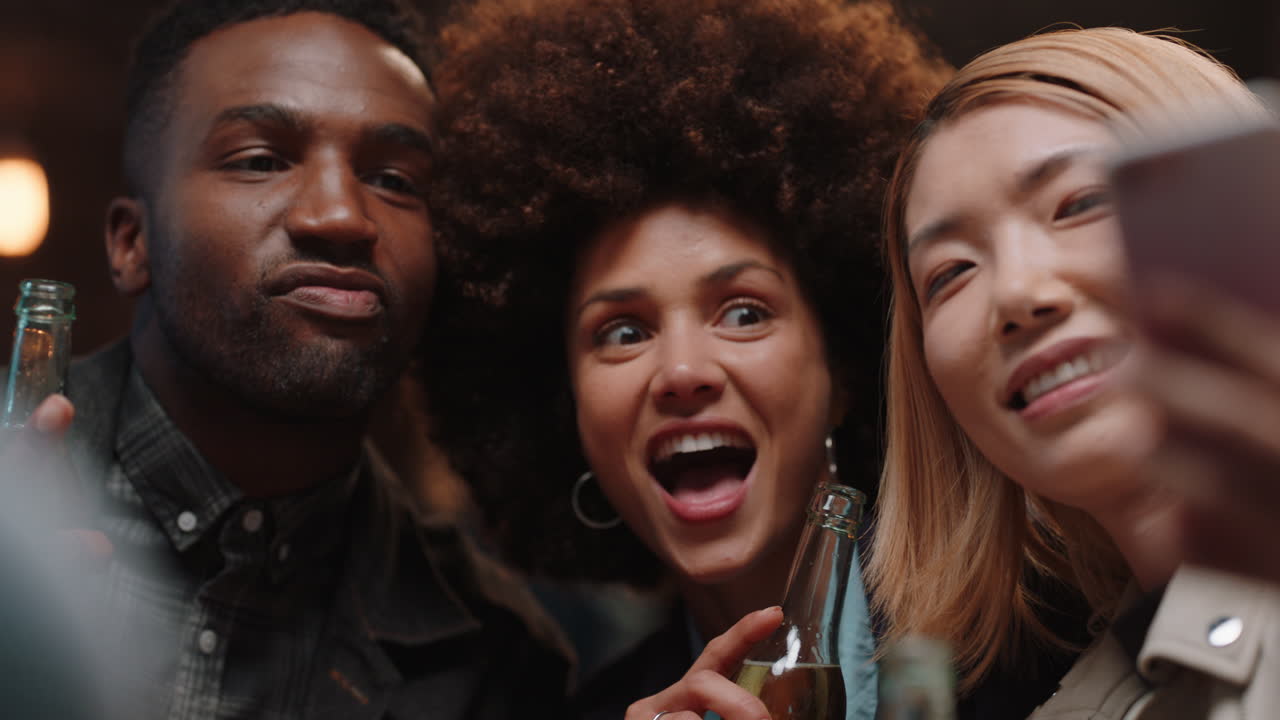 amigos felices posando para la foto usando teléfonos inteligentes celebrando compartiendo fiesta de celebración en las redes sociales disfrutando haciendo recuerdos juntos