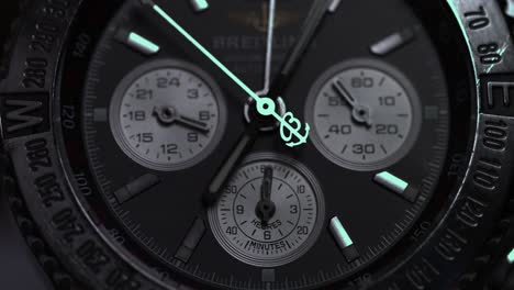 primer plano de un reloj cronógrafo breitling