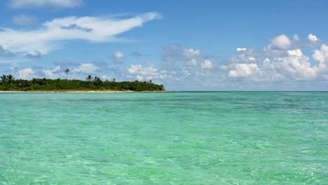 impresionante toma aérea volando sobre un mar de agua turquesa cristalina en la hermosa reserva natural de sian ka&#39;an cerca de tulum, méxico