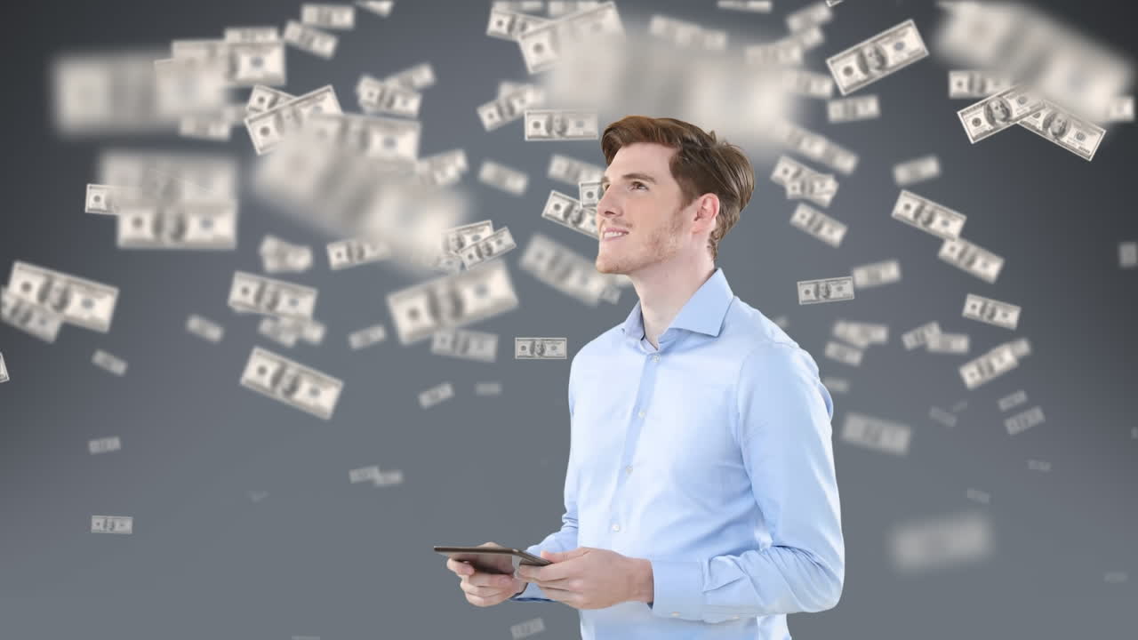 태블릿을 사용하는 사업가 위에 떨어지는 미국 달러 지폐의 애니메이션