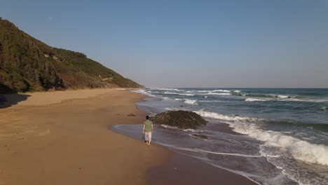 Toma-Aérea-De-Drone-Caminando-Playa