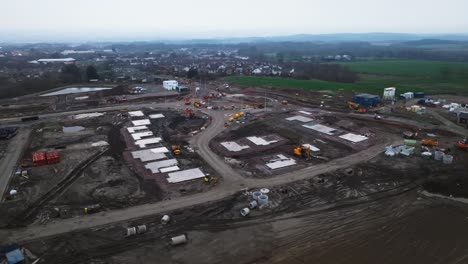 Tiro-De-Arco-Lento-De-Parcelas-De-Vivienda-En-Un-Sitio-De-Construcción-Durante-Una-Crisis-De-Vivienda.