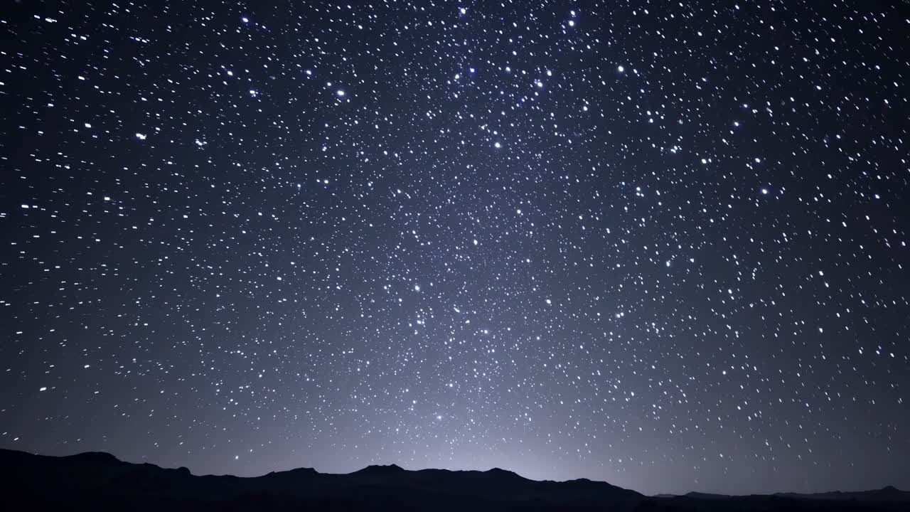 Un cielo notturno affascinante e stellato, ripreso da una prospettiva dal basso