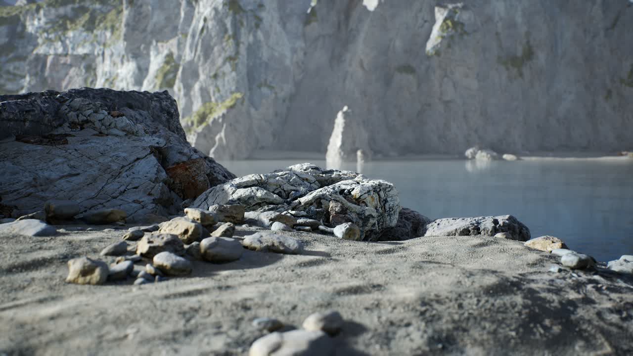 포르투갈 의 대서양 해안 에 있는 바위 들 사이 에 있는 모래 해변