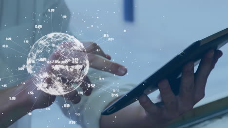 animación de números y globo sobre mujer de negocios caucásica usando tableta