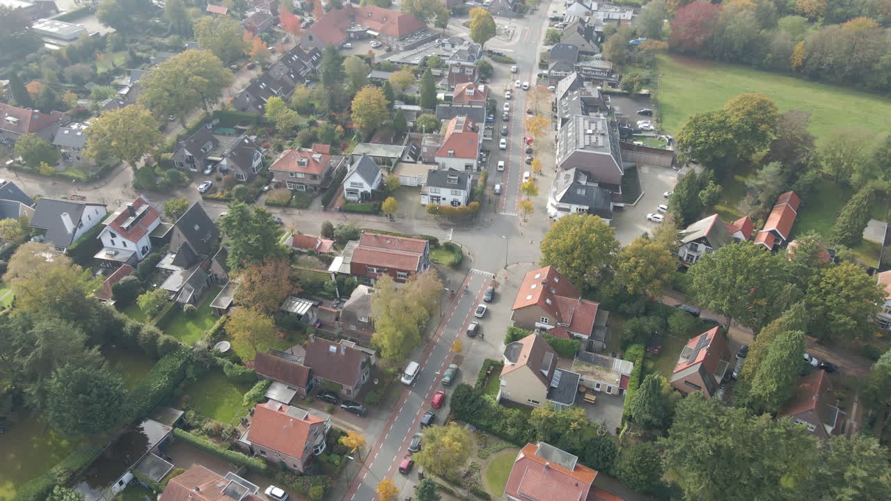 교외 마을의 바쁜 거리의 공중