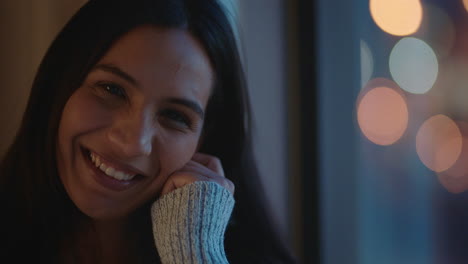 retrato de una hermosa mujer sonriendo feliz en casa en una tranquila noche urbana disfrutando de un estilo de vida relajante