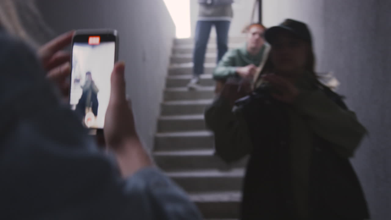 joven bailando para el video